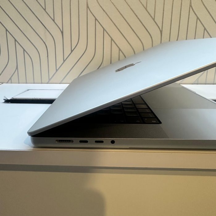 Apple MacBook Pro 16-inch M2  | 12‑Core CPU and 19‑Core GPU | 16GB RAM | 512GB SSD | Silver - Pre Owned - Image 6