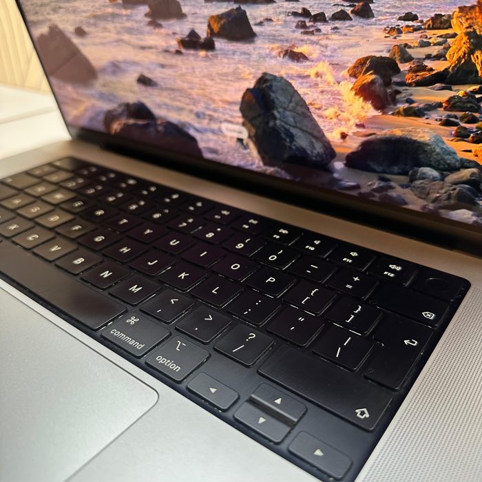 Apple MacBook Pro 16-inch M2  | 12‑Core CPU and 19‑Core GPU | 16GB RAM | 512GB SSD | Silver - Pre Owned - Image 4